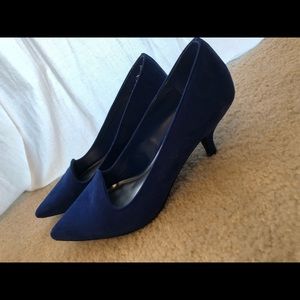 Blue velvet pump heels